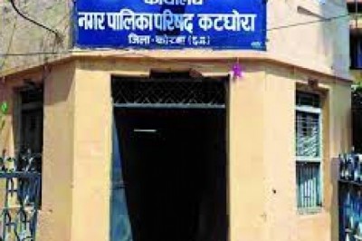 प्रशासन :  5 साल से चल रहा निर्माण कार्य ठंडे बस्ते में, खुद के खर्चे से लोग अपनी दुकानों के सामने बनवा रहे सीसी…
