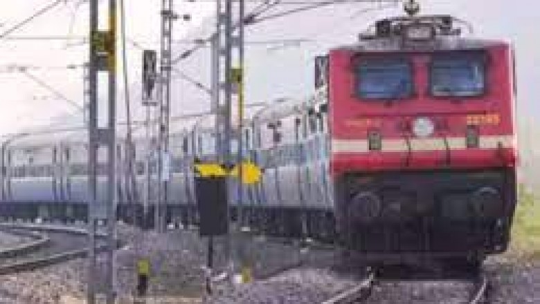 शिवनाथ एक्सप्रेस का कोच पटरी से उतरा : डोंगरगढ़ रेलवे स्टेशन पर देर रात हादसा, DRM पहुंचे