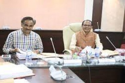 आरोन गोलीकांड में शहीद पुलिसकर्मियों के परिजनों को मिलेगी एक-एक करोड़ की अनुग्रह सहायता, उज्जैन और बुधनी में चिकित्सा महाविद्यालय की स्वीकृति