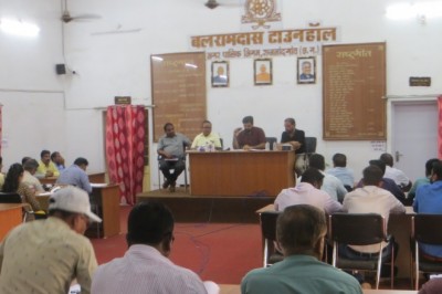 आयुक्त ने ली निगम टी.एल. की बैठक, विभागवार किये समीक्षा   निर्धारित समय सीमा में कार्य संपादित करने के दिये निर्देश
