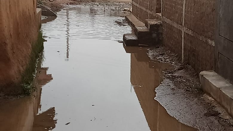 बरसात के मोसम में  गाँव की इस्थिति गंभीर,