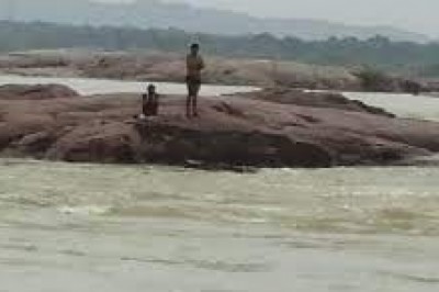 नदी में आया अचानक उफान, टापू में फंसे 3 लोग और 12 बकरी, बाहर निकालने 14 घंटे तक चला