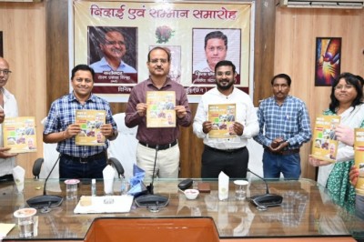 कलेक्टर ने जनसम्पर्क विभाग द्वारा प्रकाशित न्याय का छत्तीसगढ़ मॉडल राजनांदगांव किताब का किया विमोचन