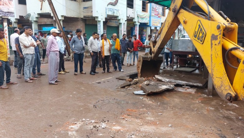 कलेक्टर के टास्क को पूरा करने निगम का अमला मैदान पर, सड़क किनारे रखे मलबा पर हो रही है कार्यवाही
