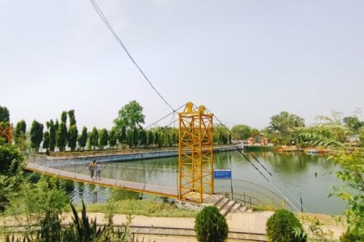 बारिश में भी चालू रहेगे पुष्पवाटिका व चौपाटी ,उद्यान में कार्यरत कर्मचारियों को निगम ने दिया रैनकोट