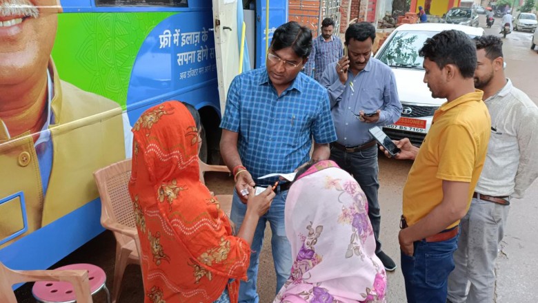 मोबाइल मेडिकल यूनिट शिविर स्थल का आयुक्त प्रकाश सर्वे ने किया निरीक्षण