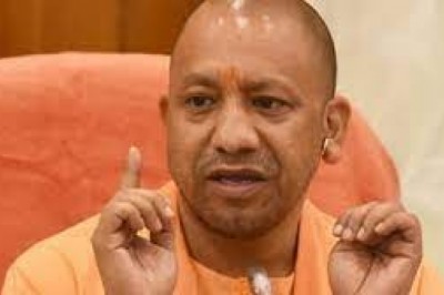 लखनऊ में लोकभवन में आयोजित कार्यक्रम में मुख्यमंत्री योगी आदित्यनाथ ने कहा ए पेराई सत्र से पहले किसानों को कर दें पूरा बकाया गन्ना भुगतान