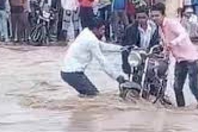मध्य प्रदेश पानी से बेहाल बारिश ने बसाया कहर: