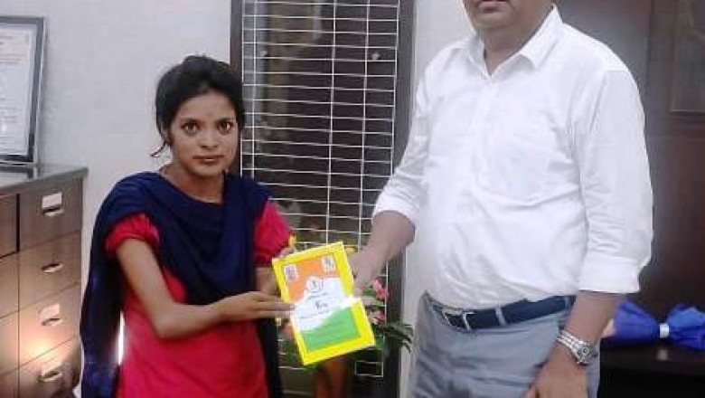जन-चौपाल में कलेक्टर के हाथों से राशन कार्ड पाकर दिव्यांग दुर्गा के चहरे पर आई मुस्कान - दुर्गा ने कलेक्टर को धन्यवाद ज्ञापित किया - इस मदद से परिवार को मिलेगी राहत