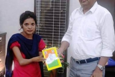 जन-चौपाल में कलेक्टर के हाथों से राशन कार्ड पाकर दिव्यांग दुर्गा के चहरे पर आई मुस्कान - दुर्गा ने कलेक्टर को धन्यवाद ज्ञापित किया - इस मदद से परिवार को मिलेगी राहत