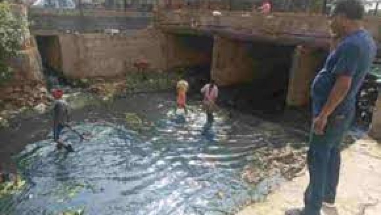 बारिश में वार्डो में पहॅुच आयुक्त कर रहे सफाई कार्यो का मुआयना