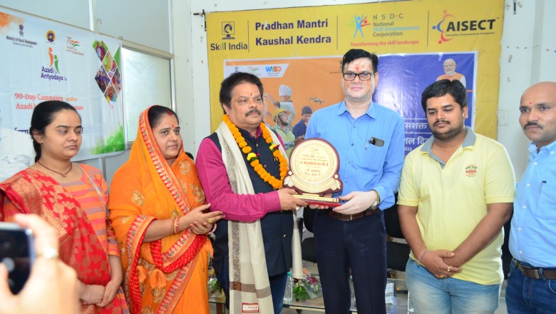 आजादी से अंत्योदय कार्यक्रम के अंतर्गत स्वतंत्रता सेनानियों के परिवारों को शॉल एवं श्रीफल से किया गया सम्मानित