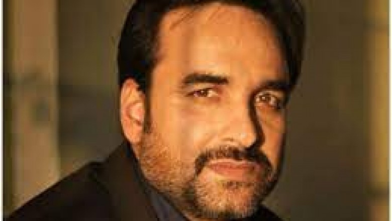 अवॉर्ड शो में देसी अंदाज में दिखाई दिए Pankaj Tripathi, पत्नी के साथ इस लुक की हर तरफ हो रही चर्चा