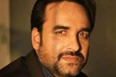 अवॉर्ड शो में देसी अंदाज में दिखाई दिए Pankaj Tripathi, पत्नी के साथ इस लुक की हर तरफ हो रही चर्चा