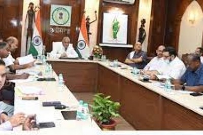 कलेक्टर ने जिला स्तरीय अधिकारियों की ली समीक्षा बैठक