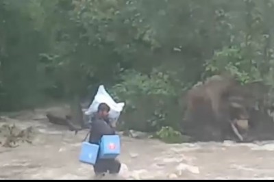 उफनती नदी पार कर स्वास्थ्य कर्मी पहुंचे जगरगुंडा  20 ग्रामीणों को लगाया गया कोविड का टीका  मौसमी बीमारियों से बचाव की दी गयी जानकारी
