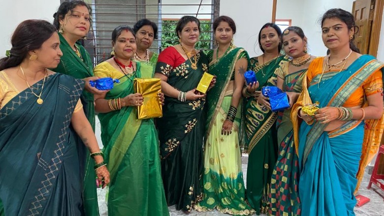 पहला सावन मिलन समारोह में आकर्षक ग्रीन वेशभूषा में नजर आईं महिलाएं: