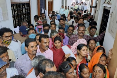 जनचौपाल में बड़ी संख्या में पहुंच रहे जनसामान्य