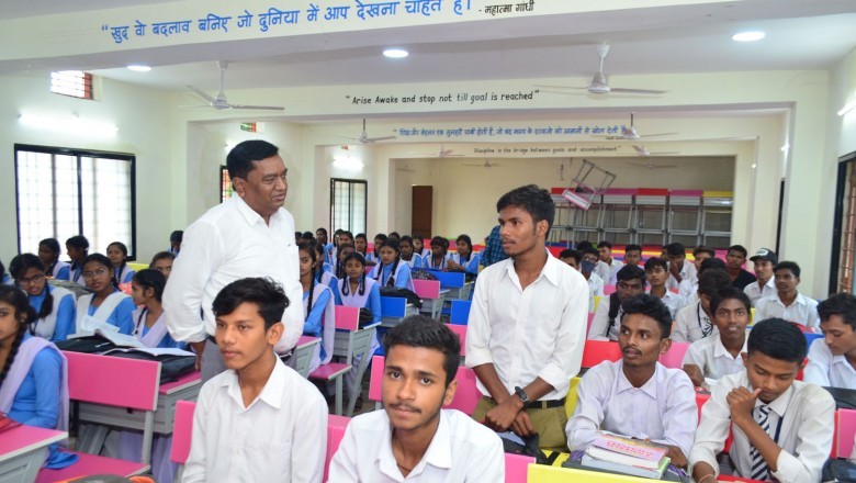 अपर कलेक्टर  सीएल मारकण्डेय ने ठाकुर प्यारेलाल सिंह नगर पालिक निगम उच्चतर माध्यमिक शाला राजनांदगांव पहुंचकर कक्षा नवमीं के बच्चों को पढ़ाया