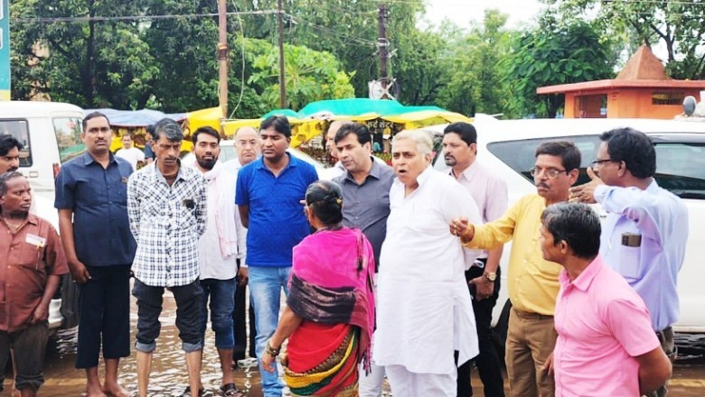 बारिश के बीच विद्यायक,महापौर व आयुक्त ने किया. जल भराव क्षेत्र का दौरा: