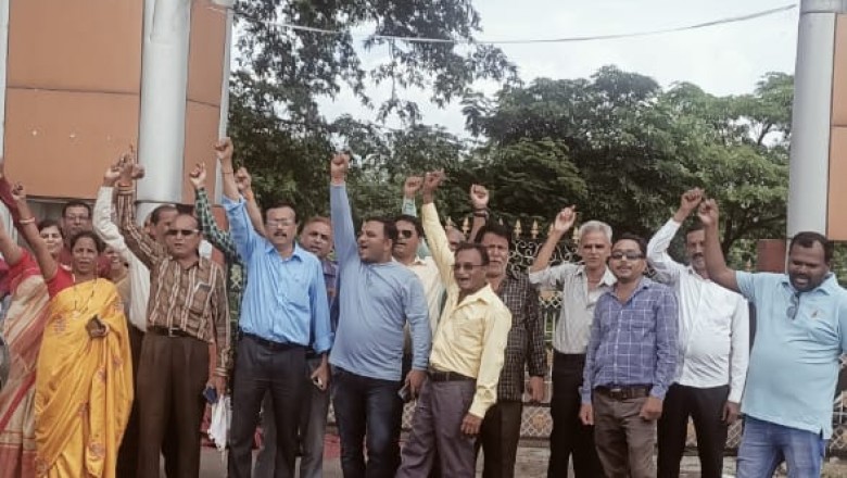 अंजोरा पशु चिकित्सा कॉलेज का  DA के  मांग पर हड़ताल