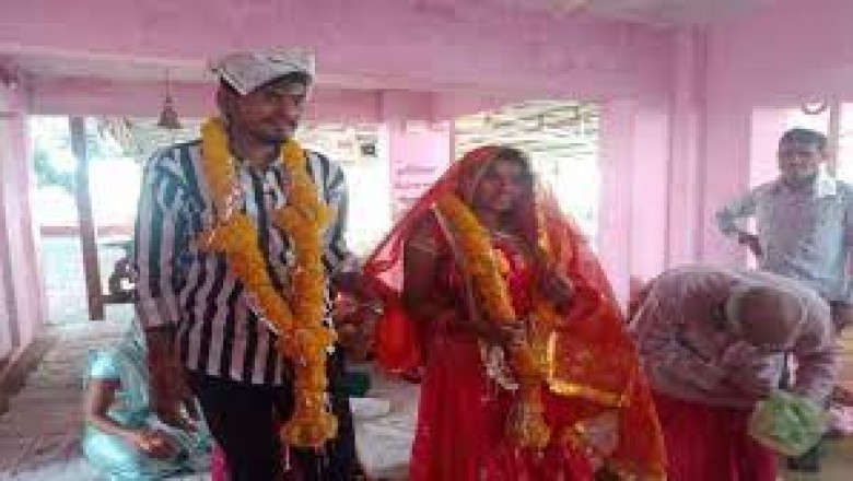 पति-पत्नी ने एक ही फंदे से फांसी लगाकर आत्महत्या की, इधर आरक्षक ने लगाई फांसी, घटना के समय पत्नी बच्चे को स्कूल छोड़ने गई थी