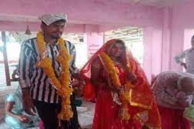 पति-पत्नी ने एक ही फंदे से फांसी लगाकर आत्महत्या की, इधर आरक्षक ने लगाई फांसी, घटना के समय पत्नी बच्चे को स्कूल छोड़ने गई थी