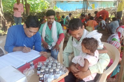 दरभा ब्लॉक में लगे हाट-बाजार से 12,571 ग्रामीणों को मिला स्वास्थ्य लाभ  सात बाजार में अबतक कुल 2695 लोगों की हुई मलेरिया जांच