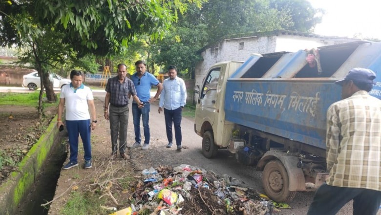 खुर्सीपार एरिया के बैक लाइन की सफाई का निगम आयुक्त लोकेश चंद्राकर ने किया निरीक्षण