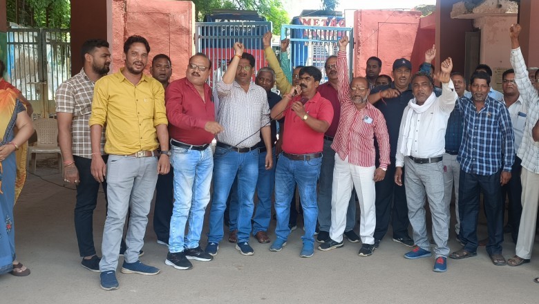 लगातार पांचवे दिन भी जारी रहा हड़ताल : निगम दफ्तर में काम-काज ठप दर-दर भटक रहे लोग फरियादी
