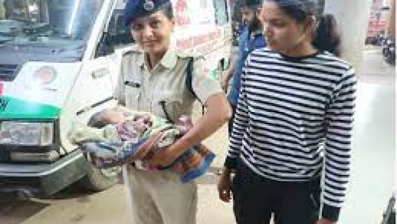 प्रसव पीड़ा से तड़प रही मरीज की मदद की RPF महिला आरक्षक ने