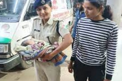 प्रसव पीड़ा से तड़प रही मरीज की मदद की RPF महिला आरक्षक ने