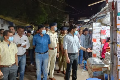 देर शाम 2 घंटे पैदल बाजार क्षेत्र का किया निरीक्षण, कहा अंतिम बार दी गई समझाईश, इसके बाद भी व्यवस्था बिगाड़ी तो होगी कार्रवाई: