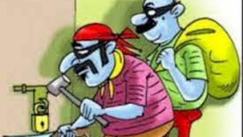 दिनदहाड़े चोरी 10 हजार नगद सहित  60 हजार के जेवर की चोरी