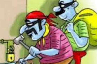दिनदहाड़े चोरी 10 हजार नगद सहित  60 हजार के जेवर की चोरी