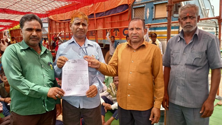 नागरिक आपुर्तिनिगम के नियुक्त ठेकेदार के विरोध में हमालो व मजदूरों  द्वारा विरोध प्रदर्शन