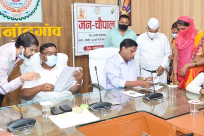 जनचौपाल में अपनी समस्याओं के निजात की आस में उमड़ी जनसामान्य की भीड़