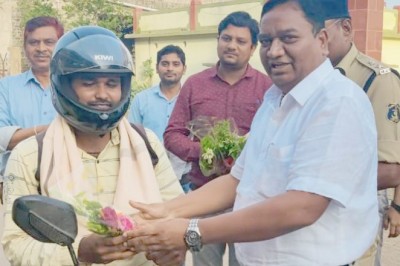 कलेक्टर एवं एसपी ने यातायात नियम का पालन करने वाले नागरिकों को किया सम्मानित