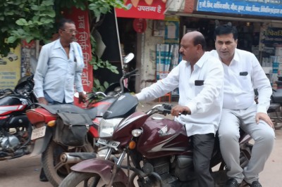 महापौर ने वार्ड पार्षद व स्वास्थ्य प्रभारी के साथ बाइक में निकलें,वार्डो में लिया साफ-सफाई एवं नाला सफाई का जायजा: