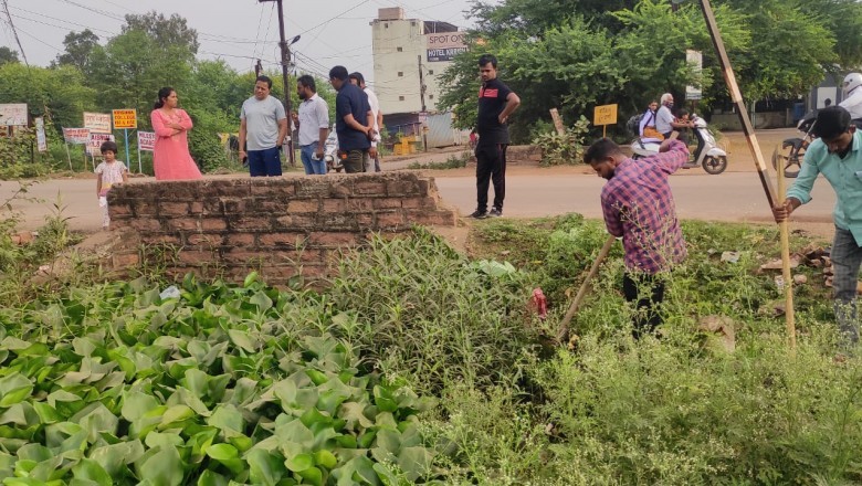 नाली पर मलबा डालने वाले दुकान मालिकों पर लगा जुर्माना, निगम आयुक्त लोकेश चंद्राकर ने जुनवानी रोड का किया निरीक्षण