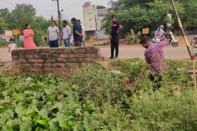 नाली पर मलबा डालने वाले दुकान मालिकों पर लगा जुर्माना, निगम आयुक्त लोकेश चंद्राकर ने जुनवानी रोड का किया निरीक्षण