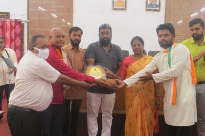 सेवानिवृत्त होने पर व्याख्याता श्रीमती सरला जैन, स्वच्छता निरीक्षक  राजेश वर्मा, प्र.लिपिक रमेश रामटेके एवं सफाई मित्र  कृष्ण कुमार को निगम में दी गई बिदाई