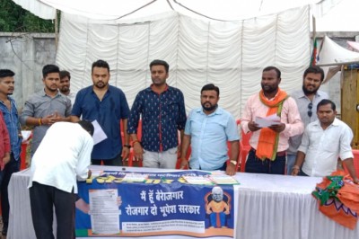 *भाजयुमों सिकोला भाठा पटरी पार मंडल अध्यक्ष कन्हैया देवांगन के नेतृत्व में भूपेश बघेल के खिलाफ लगाया गया बेरोजगार टेंट*