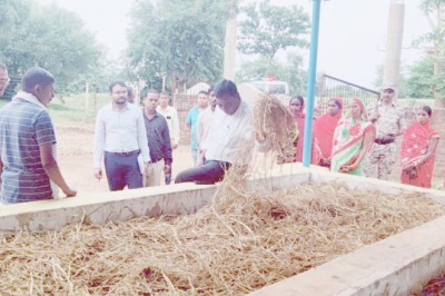 कलेक्टर ने छुरिया विकासखंड के ग्राम कल्लूबंजारी गौठान का किया निरीक्षण