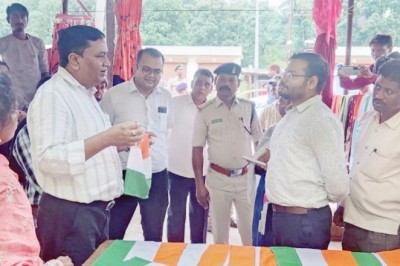 कलेक्टर ने किया धन्वंतरी मेडिकल स्टोर्स का निरीक्षण