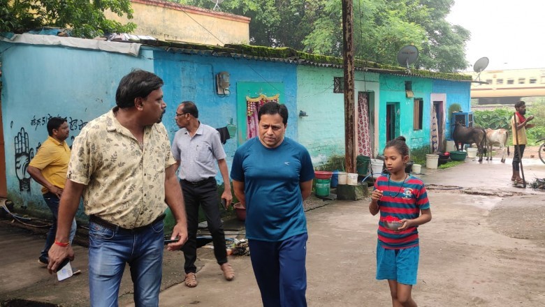 शहीद वीर नारायण सिंह की सकरी बस्तियों में पहुंचे आयुक्त लोकेश चंद्राकर, रेलवे पटरी के किनारे लगी है बस्ती, पूरे मोहल्ले में घुम-घुमकर आयुक्त ने देखी सफाई व्यवस्था