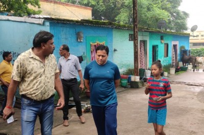 शहीद वीर नारायण सिंह की सकरी बस्तियों में पहुंचे आयुक्त लोकेश चंद्राकर, रेलवे पटरी के किनारे लगी है बस्ती, पूरे मोहल्ले में घुम-घुमकर आयुक्त ने देखी सफाई व्यवस्था