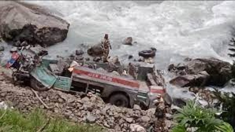 ITBP की बस खाई में गिरी कश्मीर में : बस में 41 जवान सवार थे ,10 जवानों की मौत