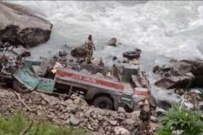 ITBP की बस खाई में गिरी कश्मीर में : बस में 41 जवान सवार थे ,10 जवानों की मौत