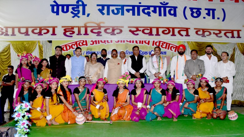 प्रभारी मंत्री श्री अमरजीत भगत एकलव्य आदर्श आवासीय विद्यालय पेण्ड्री के स्वतंत्रता दिवस कार्यक्रम में शामिल हुए